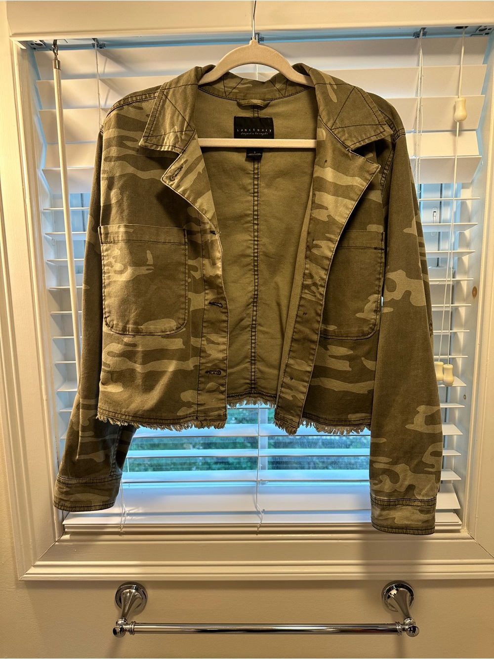 Sanctuary Camo Cropped Utility Jacket in Olive